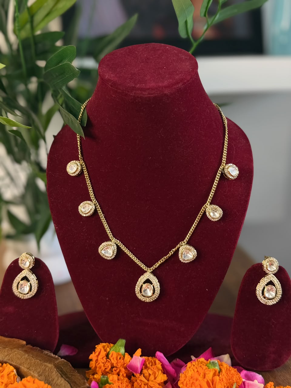 Gold tone kundan teardrop necklace set with matching earrings
